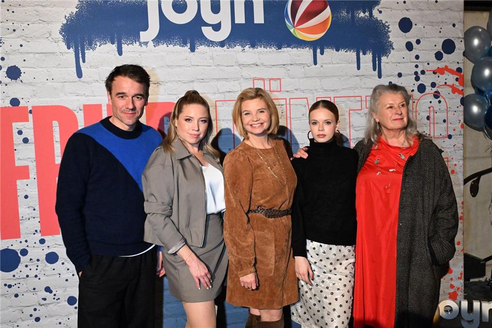 Annette Frier mit ihren Kolleginnen und Kollegen aus „Frier und Fünfzig - Am Ende meiner Tage“. (Archivbild)Felix Hörhager/dpa