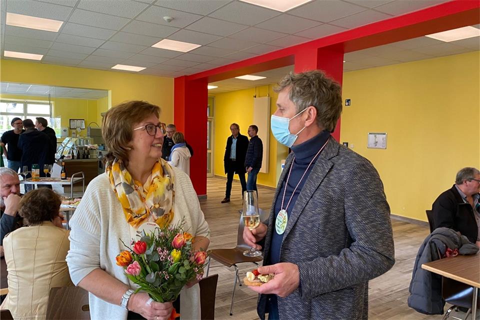 Annette Heselhaus im Gespräch mit Schulleiter Axel Heinz.