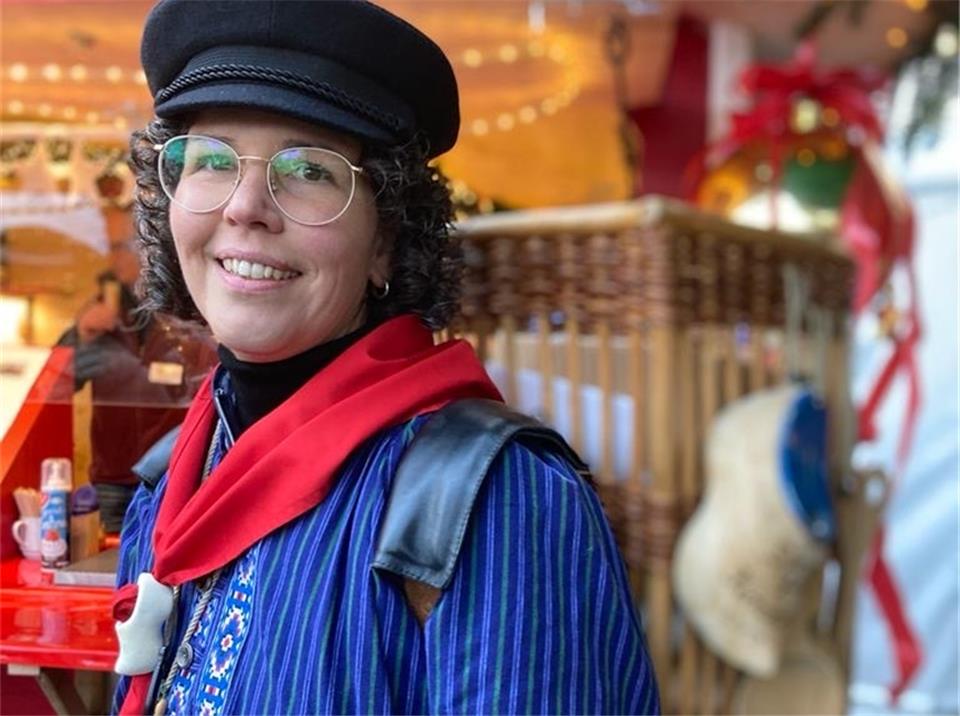 Annette Rossdeutscher schlüpft in die Tracht des Kiepenkerls Annette Roßdeutscher ist Kiepenkerlin.