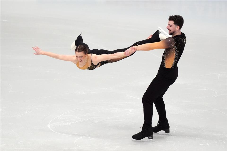 Annika Hocke (r) und Robert Kunkel sind bei der EM nach dem Kurzprogramm Vierter.Mike Egerton/PA Wire/dpa