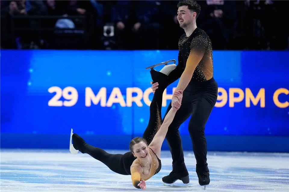 Annika Hocke und Robert Kunkel sind bei der Eiskunstlauf-WM in Prag nach einem Sturz im Kurzprogramm Zehnter.Petr David Josek/AP/dpa