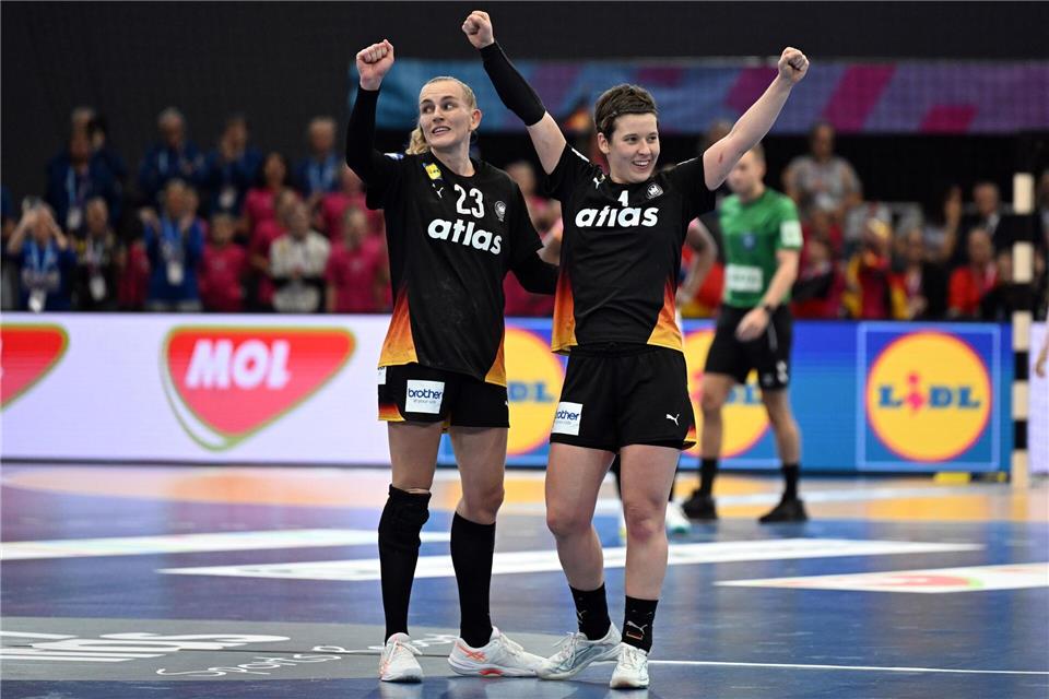 Annika Lott (l) und Alina Grijseels wollen das DHB-Team ins Halbfinale werfen.Federico Gambarini/dpa