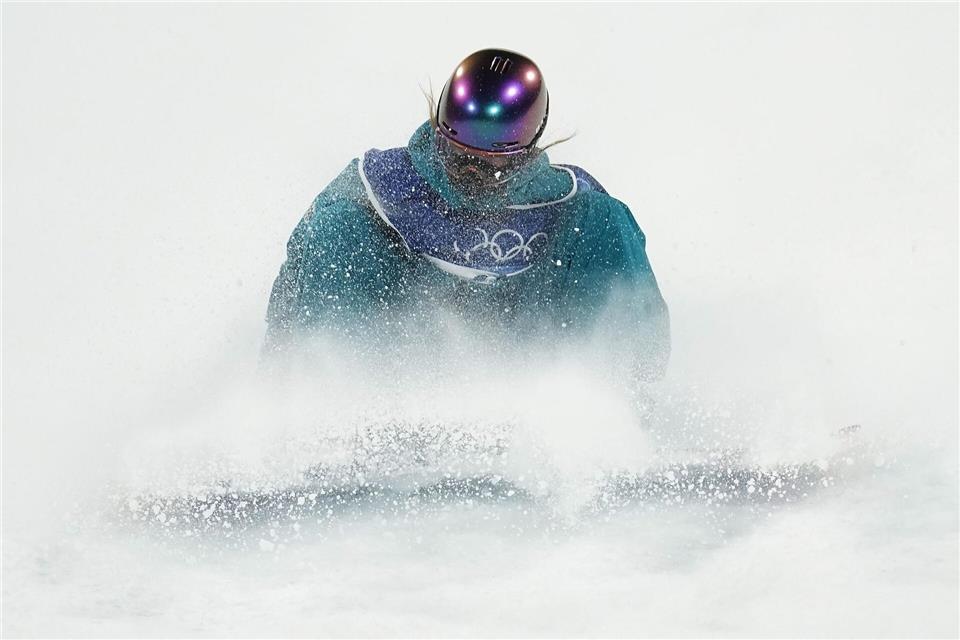 Annika Morgan stürzt in der Qualifikation.Gregory Bull/AP/dpa
