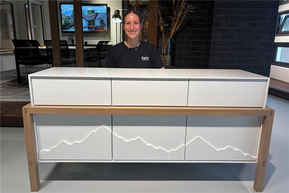 Annika Schäfer von der Borkener Firma Fietz hat ihrem Sideboard mit einem Bergpanorama eine persönliche Note verliehen.