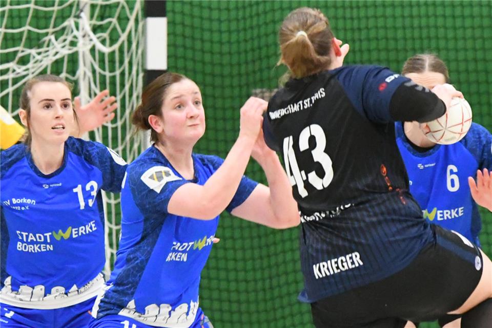 Anpacken: In der Halle des Berufskollegs haben die Oberliga-Handballerinnen vom TV Borken (hier mit Teresa Stroick und Esther Langenhoff in der Abwehr) den SSV Gartenstadt zu Gast.