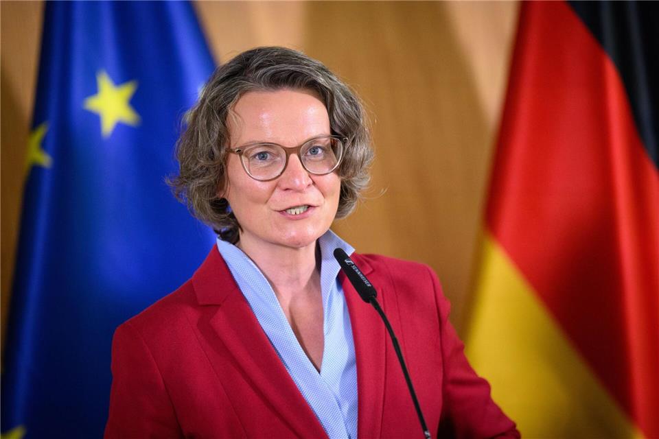 „Anpacken, Stärken, Entlasten“ ist für Nordrhein-Westfalens Kommunalministerin Ina Scharrenbach (CDU) die Übersetzung für das geplante Altschuldenentlastungsgesetz (ASEG). (Archivbild)Bernd von Jutrczenka/dpa