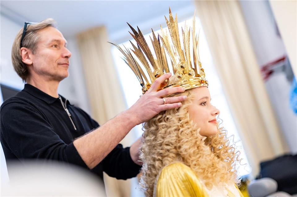 Anprobe: die Krone passt. Daniel Karmann/dpa