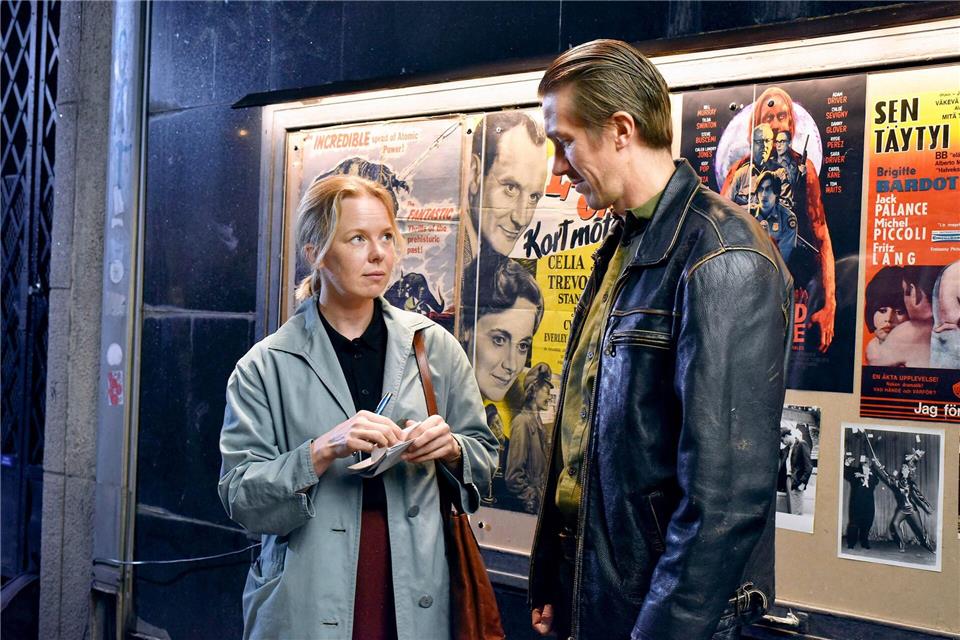 Ansa (Alma Pöysti) und Holappa (Jussi Vatanen) finden trotz ihrer Schüchternheit im Kino zusammen in einer Szenes des Films.Malla Hukkanen/ZDF/Arte /dpa