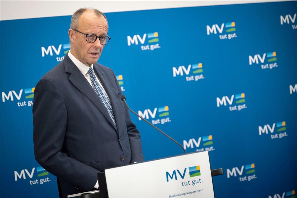 Anschließend sagte er, die Wolgaster Peenebrücke werde gebaut, das Geld zur Verfügung gestellt.Philip Dulian/dpa