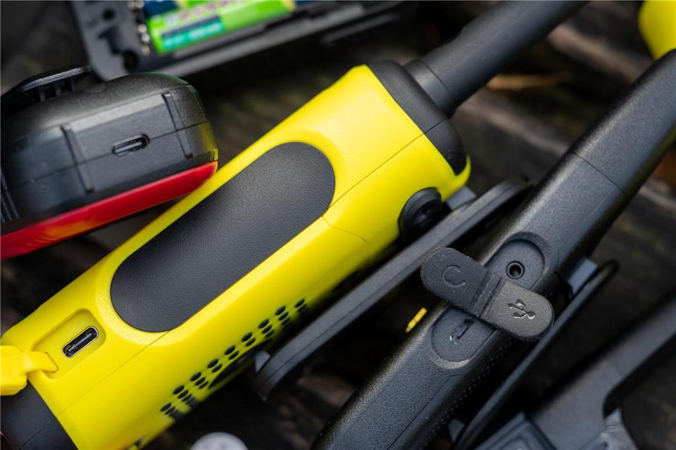 Anschlussfreudig: USB-Ladebuchsen und ein Headset-Anschluss an Walkie-Talkies.Nico Tapia/dpa-tmn