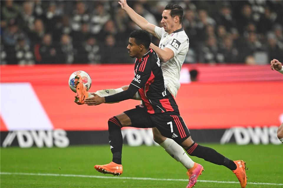 Ansgar Knauff (vorn) hofft auf ein Weiterkommen der Eintracht in der Champions League. (Archivfoto)Arne Dedert/dpa