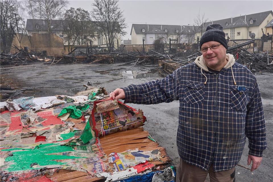 Ansgar Schunkert vor einem Jahr: Der Brand hat nicht viel übrig gelassen. (Archivbild)Thomas Frey/dpa