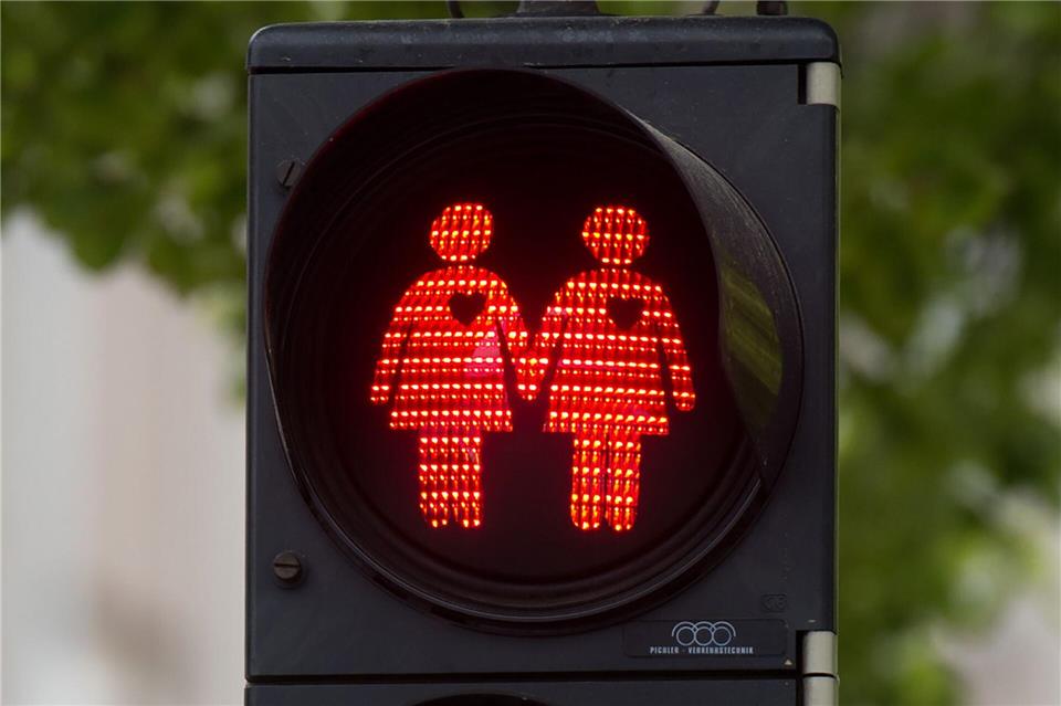 Anspannung, Unwohlsein, Bauchgrummeln? Sie sind klare Warnsignale dafür, dass die eigenen Bedürfnisse in der Beziehung nicht genug berücksichtigt werden. Julian Stratenschulte/dpa/dpa-tmn