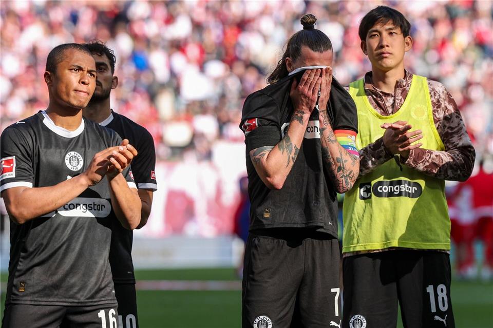 Anspannung im Abstiegskampf: Die Spieler des FC St. Pauli mit Kapitän Jackson Irvine (m) nach der Niederlage in Leipzig.Jan Woitas/dpa