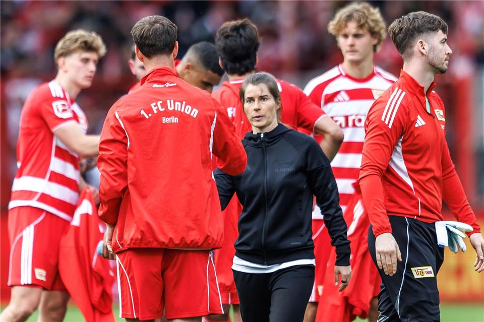 Ansprache nach Schlusspfiff: Marie-Louise Eta versammelt ihre Schützlinge nach der Niederlage gegen Wolfsburg. Andreas Gora/dpa