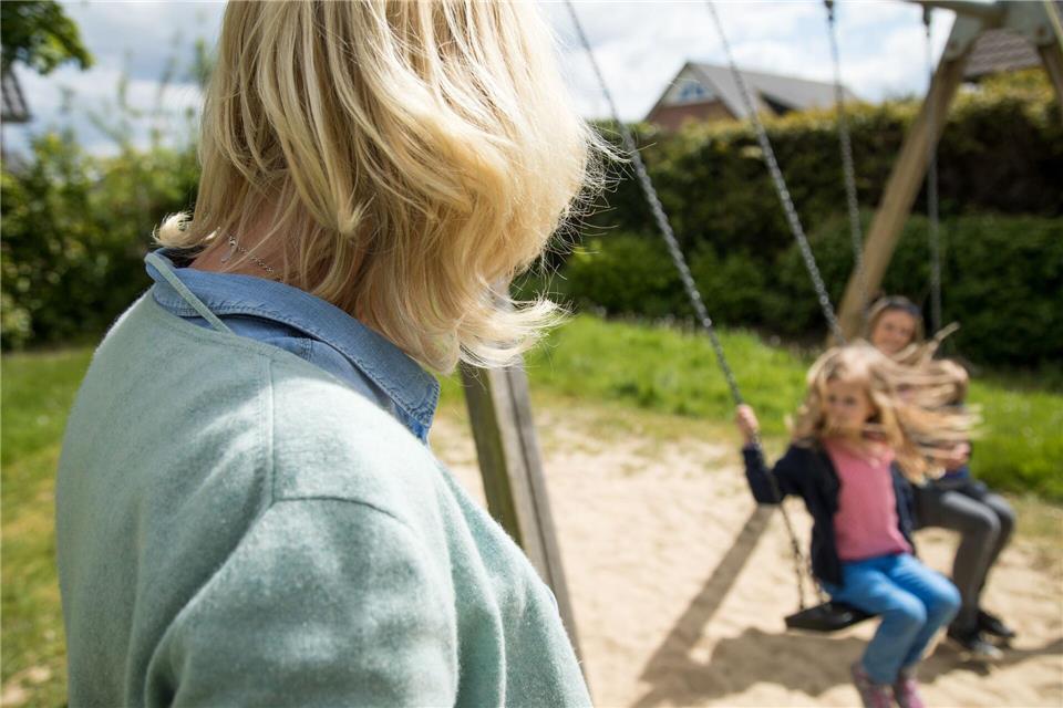 Anspruch auf Erziehungsrente: Geschiedene mit Kindern erhalten nach dem Tod des Ex-Partners eine besondere Hinterbliebenenrente zur Sicherung des Unterhalts.Christin Klose/dpa-tmn