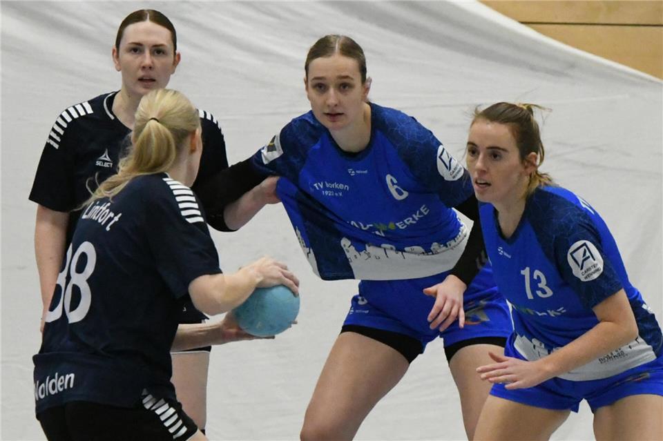 Anstatt am Bildschirm das EM-Endspiel Deutschland gegen Dänemark zu verfolgen, ging es für den Frauen-Oberligisten TV Borken (hier mit Sandra Tepferd und Teresa Stroick) am Sonntag zeitgleich um 18 Uhr in Bocholt auf die Platte. Der TSV sah sich nicht in der Lage, die Meisterschaftspartie zu verlegen.