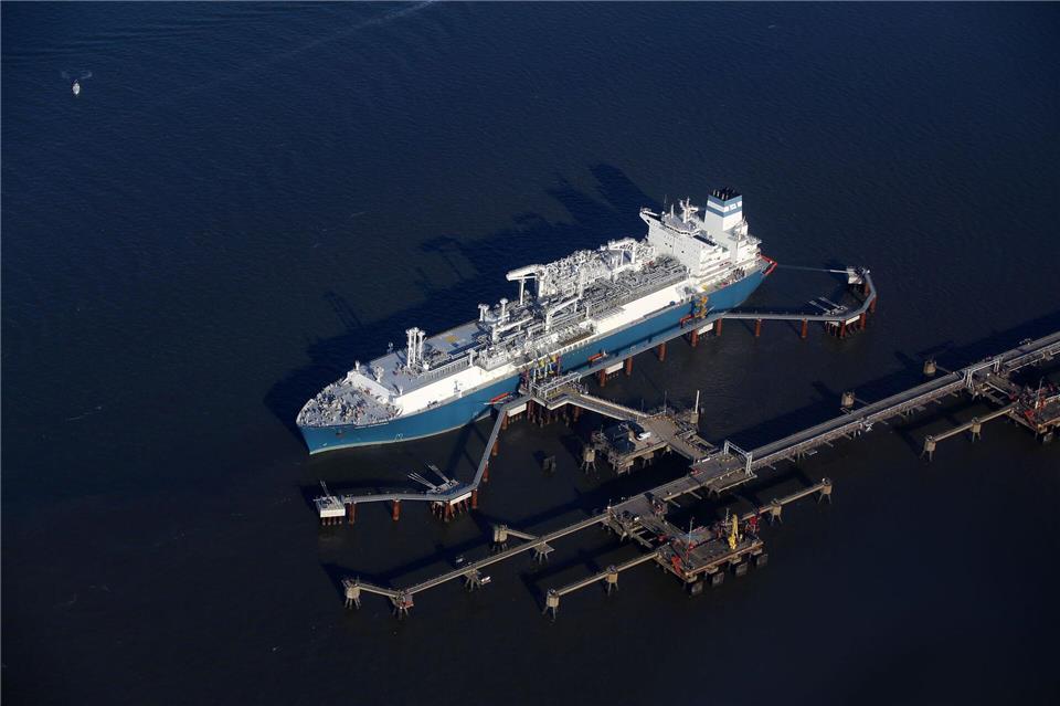 Wie nachhaltig sind Häfen, Logistik und Schifffahrt? Anstelle der LNG-Terminals soll in Wilhelmshaven ein Anlieger für klimafreundliche Gase entstehen. (Archivbild)Stefan Rampfel/dpa