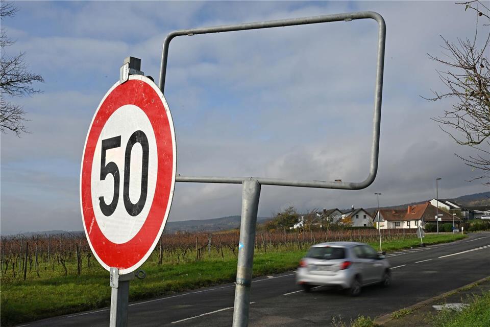 Anstelle der Ortsschilder hat die Straßenmeisterei vorübergehend Tempo-50-Schilder angebracht.Michael Brandt/dpa