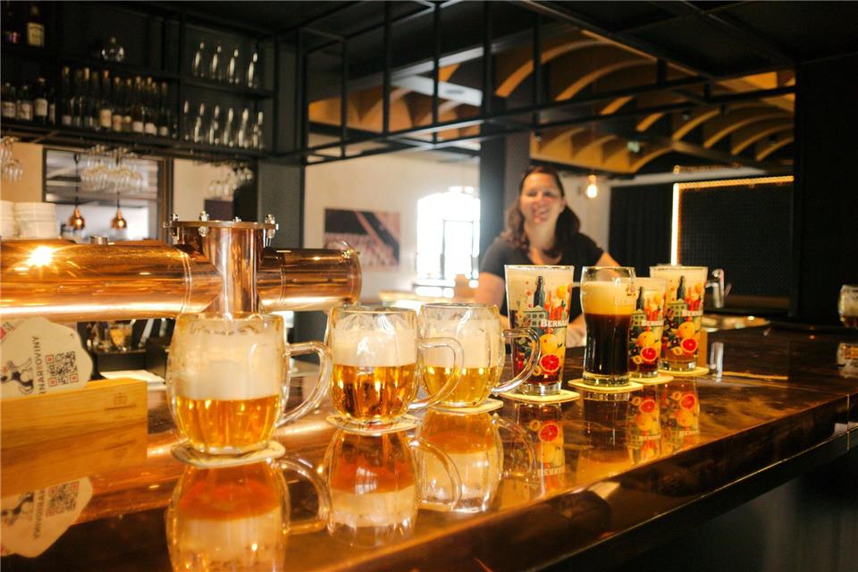 Anstoßen zum Abschluss: Nach einer Führung in der Brauerei Bernard im tschechischen Humpolec dürfen die Besucher selbst ein Bier genießen.Michael Heitmann/dpa-tmn