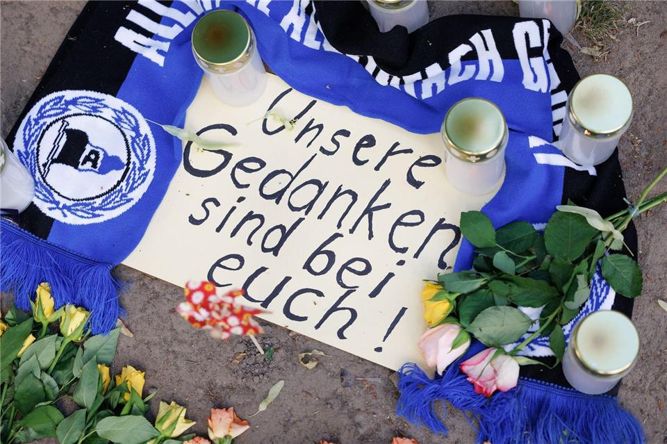 Anteilnahme nach dem Messerangriff in Bielefeld. (Archivbild)Friso Gentsch/dpa