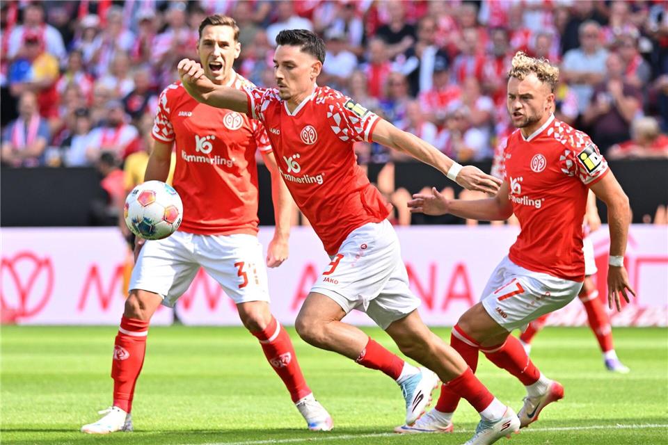 Anthony Caci (Mitte) bleibt Mainz 05 noch länger erhalten.Torsten Silz/dpa