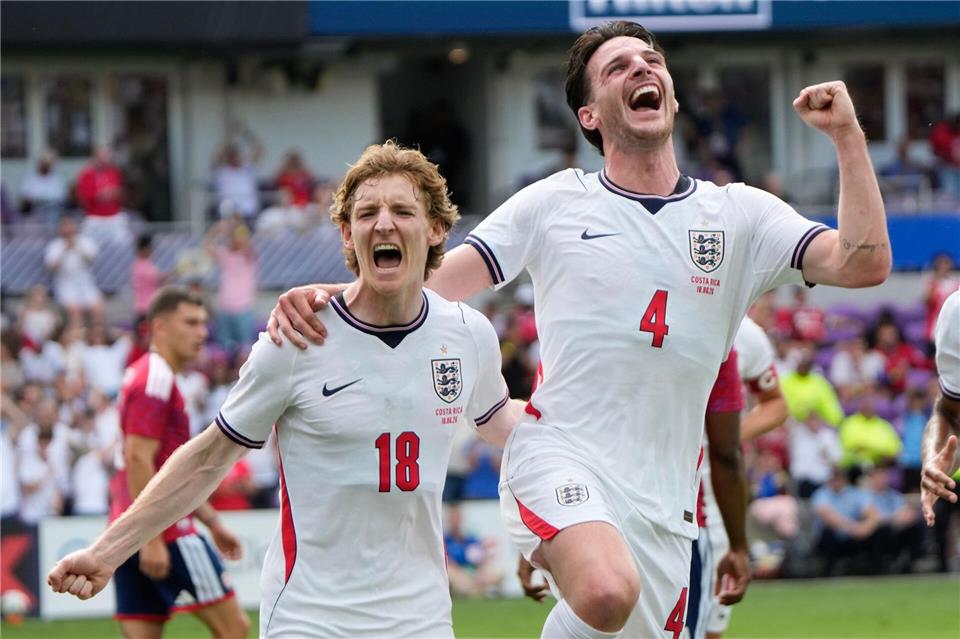 Anthony Gordon (links) und Declan Rice treffen beide beim Sieg Englands im letzten Test vor der WM.John Raoux/AP/dpa