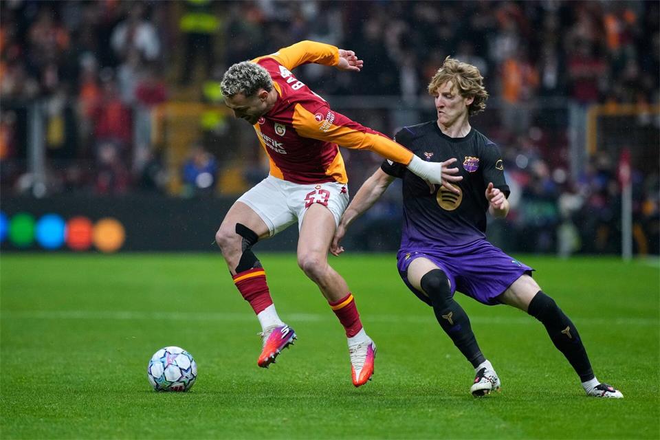 Anthony Gordon (rechts) traf beim Sieg von Barcelona in Istanbul.Khalil Hamra/AP/dpa