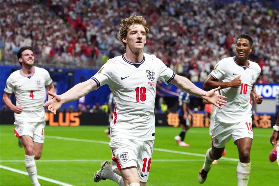 Anthony Gordon schoss England in Führung.Bradley Collyer/PA Wire/dpa