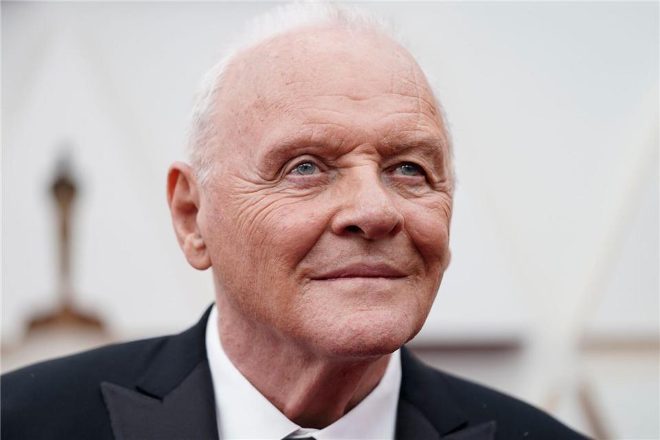 Anthony Hopkins schaute vor 50 Jahren das letzte Mal zu tief ins Glas und wäre danach fast gestorben. (Archivbild)Jae C. Hong/Invision/AP/dpa