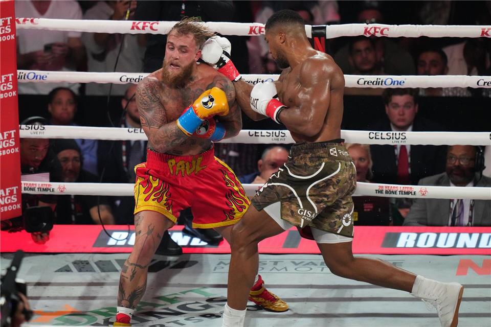 Anthony Joshua gewann das ungleiche Duell gegen Jake Paul.Lynne Sladky/AP/dpa