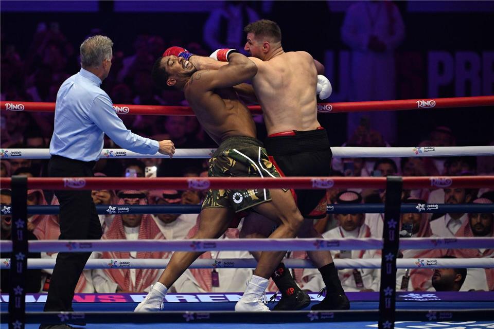 Anthony Joshua musste bei seinem Comeback-Kampf eine dramatische erste Runde überstehen.Ali Issa/AP/dpa