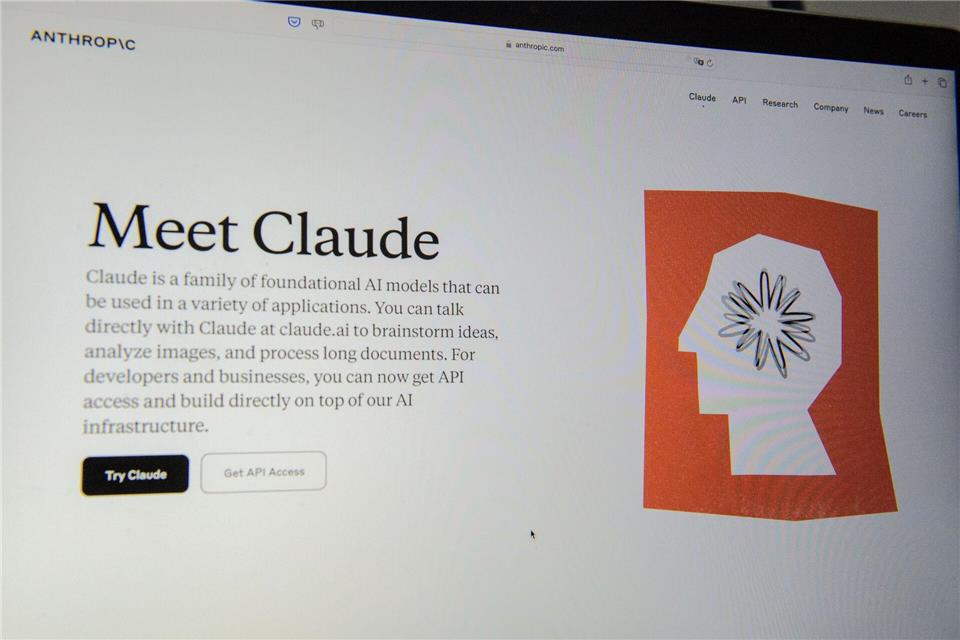 Anthropic ist vor allem bekannt für seine KI-Software Claude, die mit ChatGPT konkurriert. (Archivbild)Andrej Sokolow/dpa