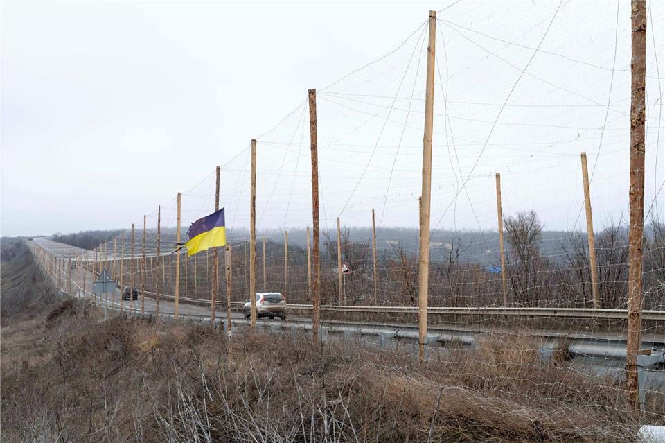 Anti-Drohnen-Netze werden für die Sicherung des ukrainischen Nachschubs selbst Dutzende Kilometer von der Front entfernt immer wichtiger. (Archivbild)Andreas Stroh/ZUMA Press Wire/dpa