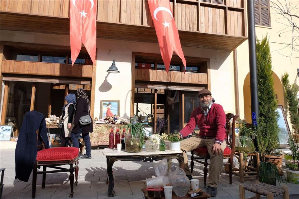 Antiquitätenhändler Serkan Sincan hat Hoffnung für die Zukunft.Mirjam Schmitt/dpa