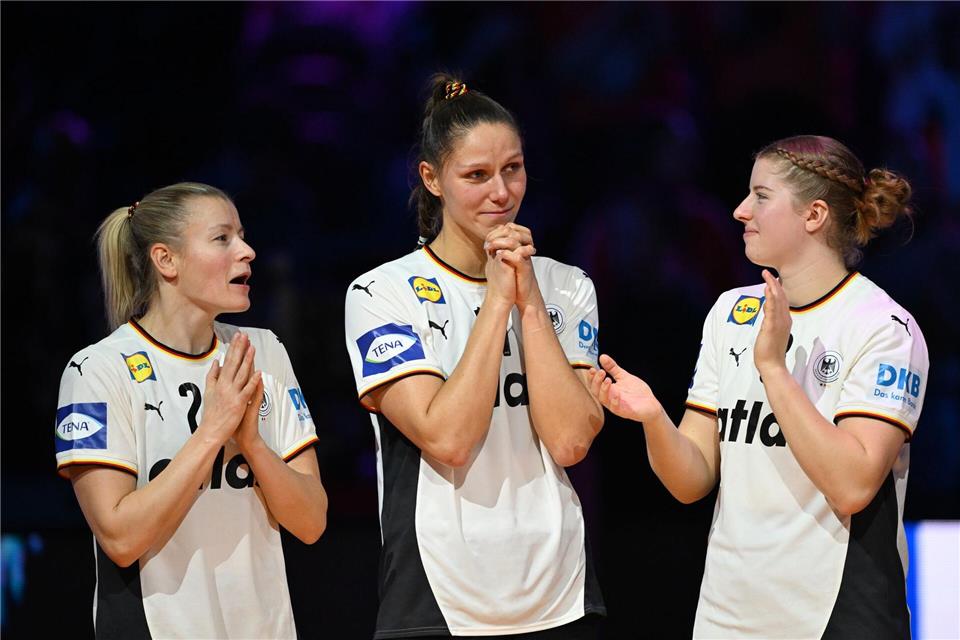 Antje Döll, Xenia Smits und Nina Engel (l-r) freuen sich über WM-Silber.Federico Gambarini/dpa