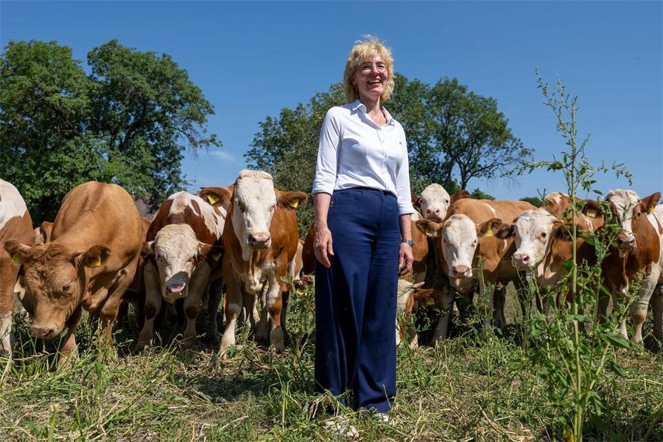Antje Haberl, Wirtin der Ochsenbraterei und Inhaberin der Haberl Gastronomie, besucht regelmäßig „Ihre“ Ochsen Peter Kneffel/dpa