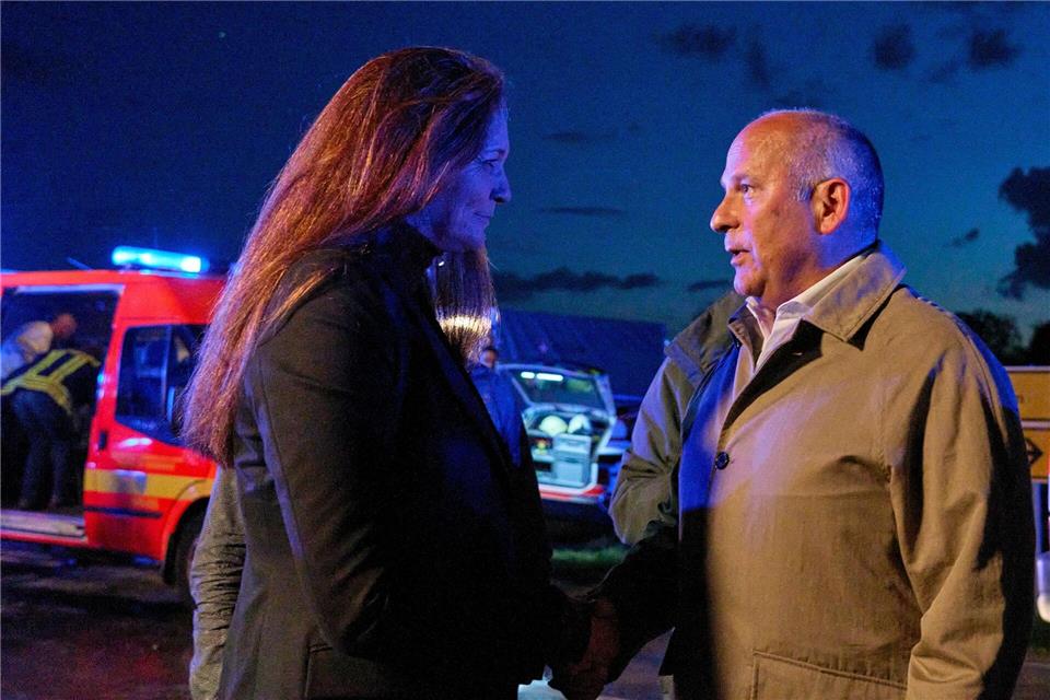 Antje Hachmann, die Bürgermeisterin von Runkel, spricht mit Roman Poseck (r, CDU), Innenminister von Hessen und kommt an den Ort des Unglücks. Sascha Ditscher/dpa