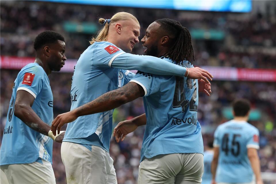 Antoine Semenyo von Manchester City (r) feiert mit Vorlagengeber Erling Haaland von Manchester City nach dem Siegtor.Richard Pelham/AP/dpa