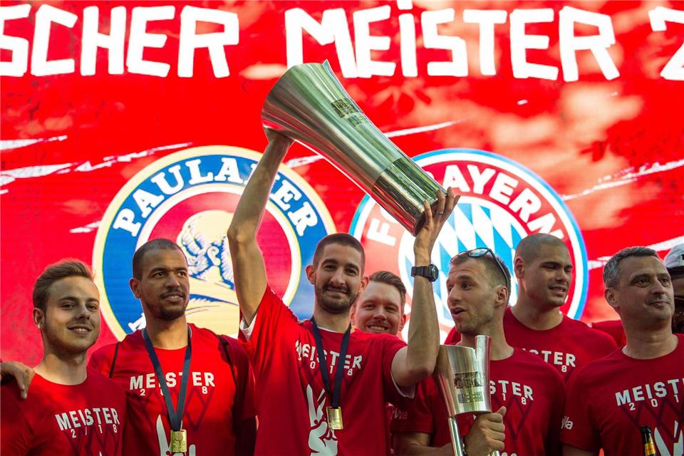 Anton Gavel (M,r) war schon als Spieler ein Titelhamster. (Archivbild)Lino Mirgeler/dpa