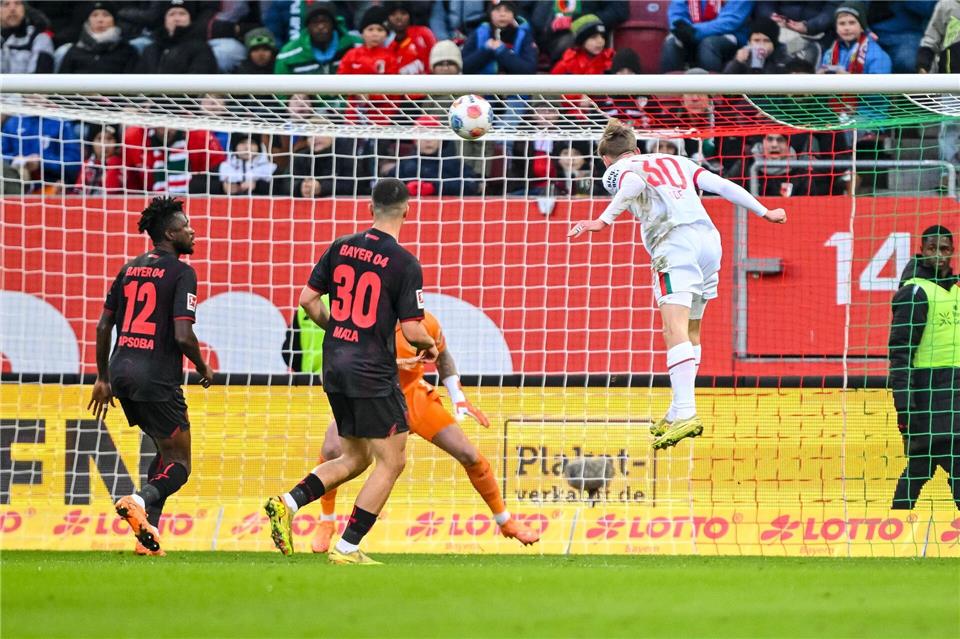 Anton Kade beweist für den FC Augsburg Köpfchen.Harry Langer/dpa