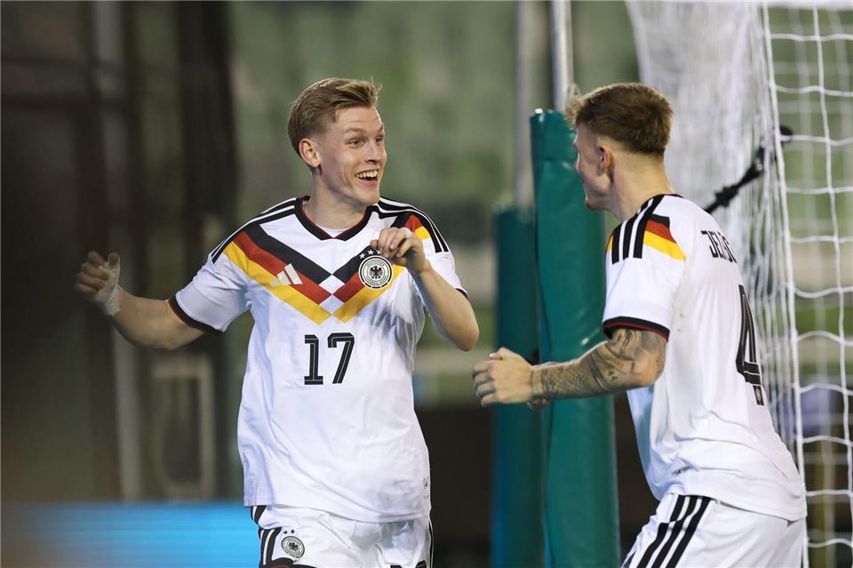 Anton Kade (l) bejubelt sein erstes Tor für die U21 gegen Griechenland. Yorgos Karahalis/dpa