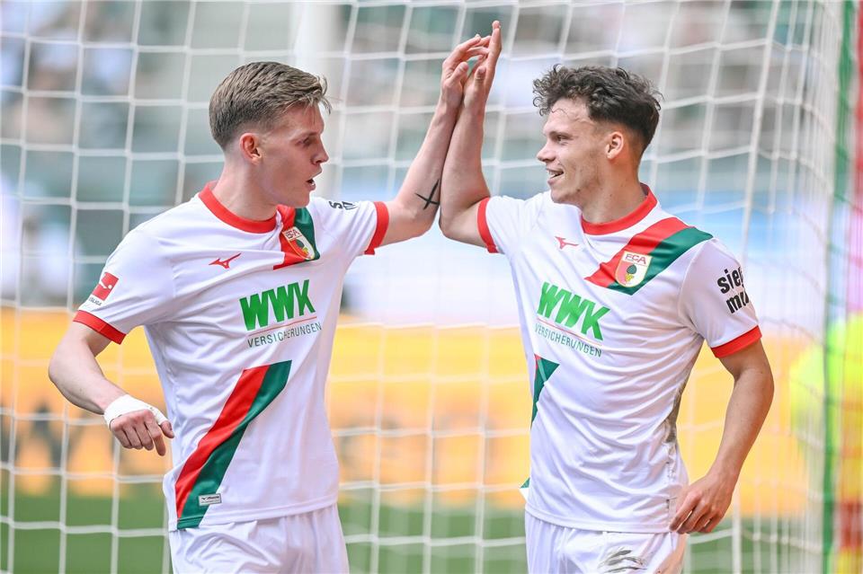 Anton Kade (l) und Robin Fellhauer waren für den FC Augsburg im Testspiel erfolgreich. (Archivbild)Harry Langer/dpa