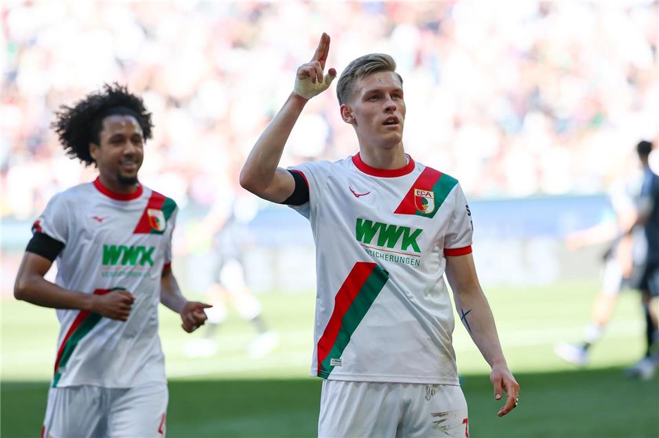 Anton Kade (r) lässt die Augsburger gegen Frankfurt jubeln.Daniel Löb/dpa