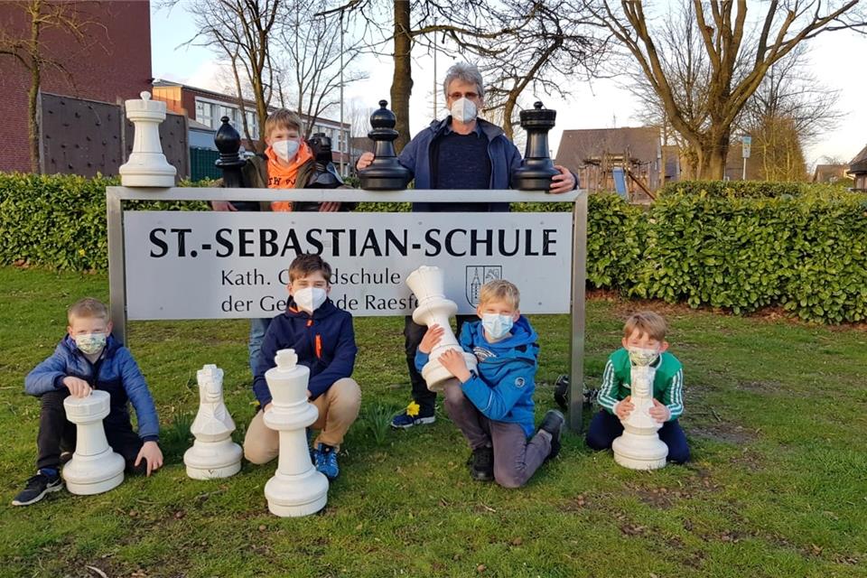 Anton Thomas, Manuel Potthoff, Sebastian Föing, Luis Olbing, Jonathan Eilhardt und Schachlehrer Manfred Grömping freuen sich.