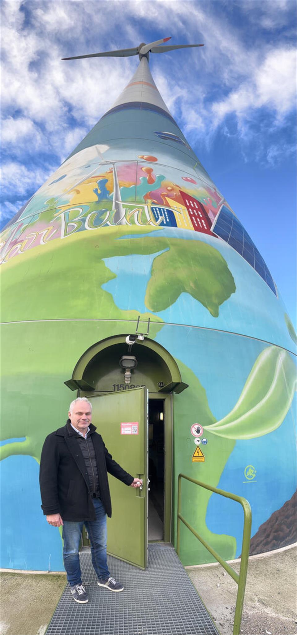 Anton Wissing von B&W Energy öffnet für den BZ-Adventskalender eine Windkraftanlage.