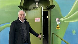 Anton Wissing von B&W Energy öffnet für den BZ-Adventskalender die Tür zur Windkraftanlage 360° Energiewelten.