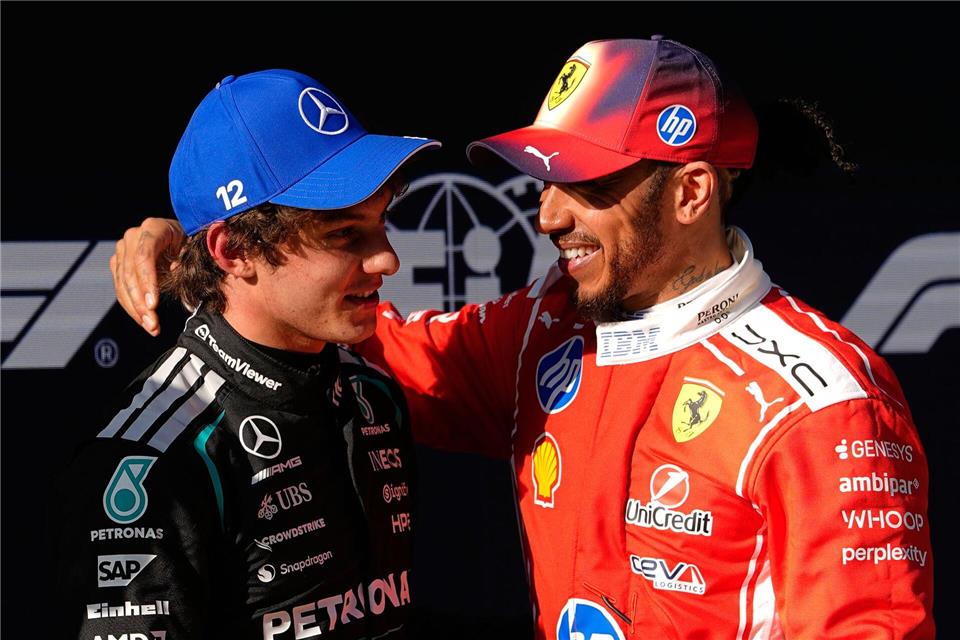 Antonelli (l) übernahm bei Mercedes das Cockpit von Hamilton. (Archivbild)Vincent Thian/AP/dpa