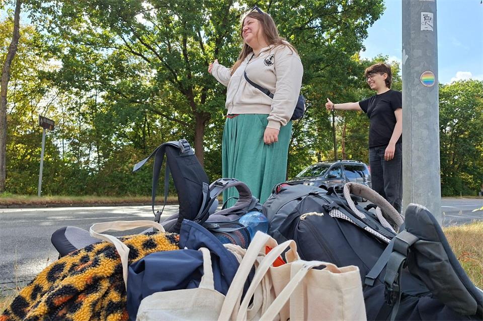 Antonina Eliseeva (l.) freut sich darauf, neue Länder zu entdecken.Kai Morschlatt/dpa