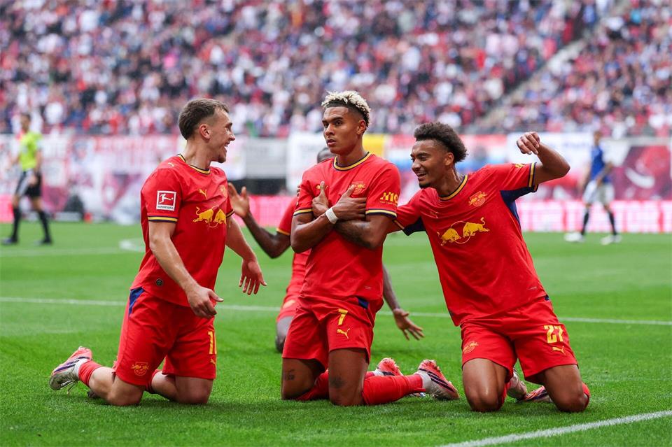 Antonio Nusa (M) feiert sein Tor zum 2:0.Jan Woitas/dpa